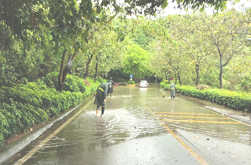 廣東軍衛(wèi)保安服務(wù)隊(duì)員暴雨中緊急救援，確保道路暢通獲好評